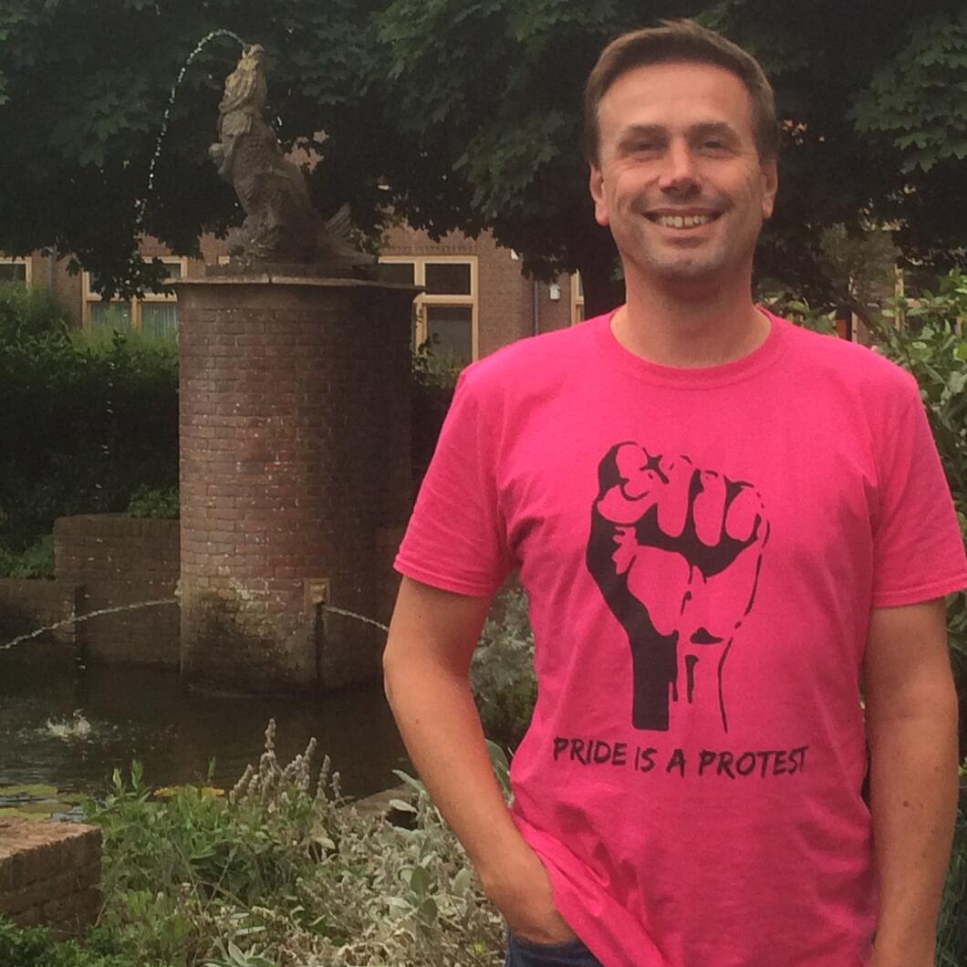Ivo van Spronsen met Pride is protest t-shirt bij fontein Tuinstadwijk