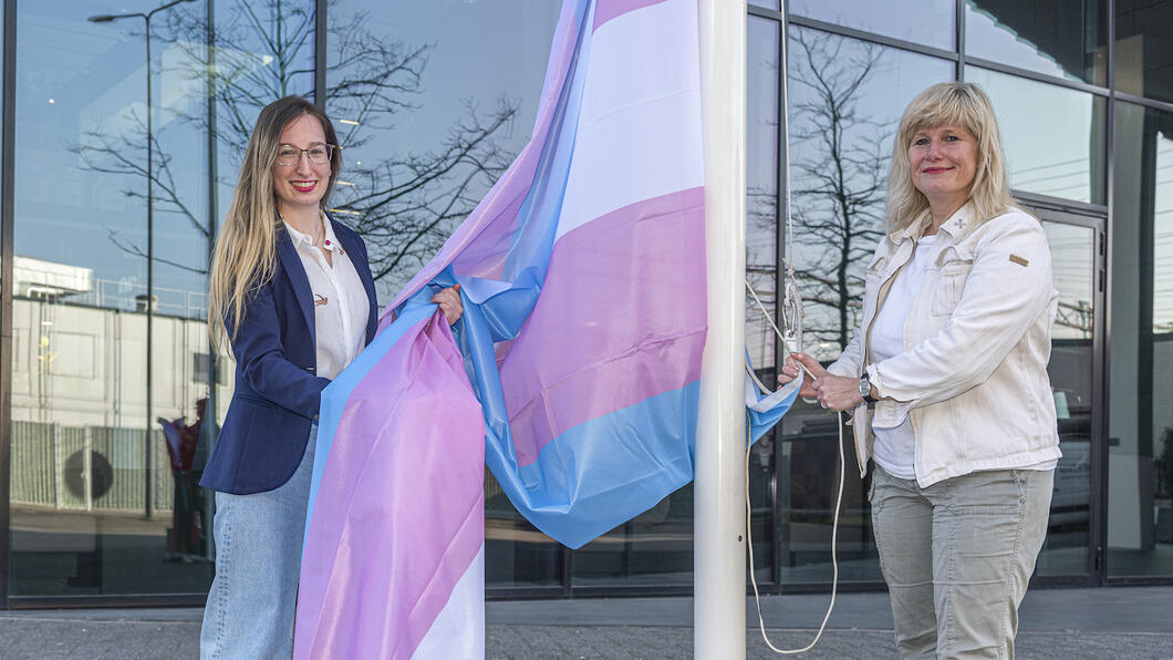 Transgendervlag met raadslid Marleen Schreuder en wethouder Yvonne van Delft