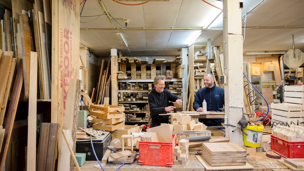 Twee mannen bewerken hout