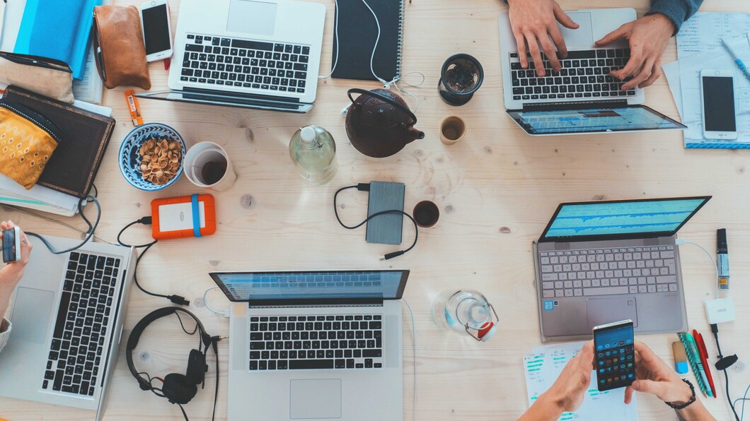 Laptops op tafel van boven