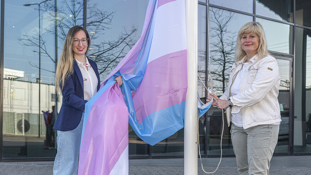 Twee dames bij regenboogvlag