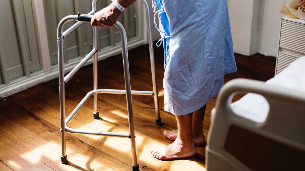 Persoon met loopkrukje