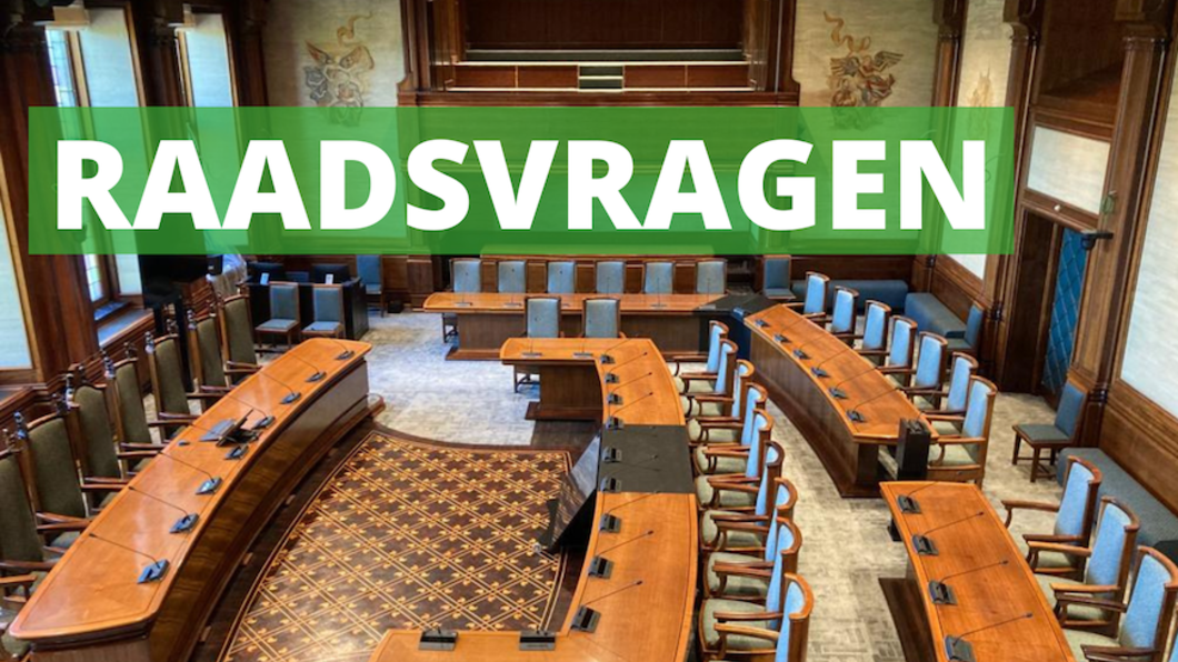 Tekst met Raadsvragen op een afbeelding van de Leidse raadzaal