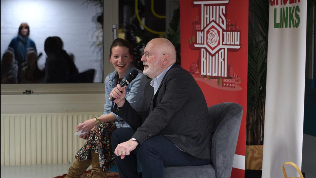 Timmermans en raadslid Emma in gesprek