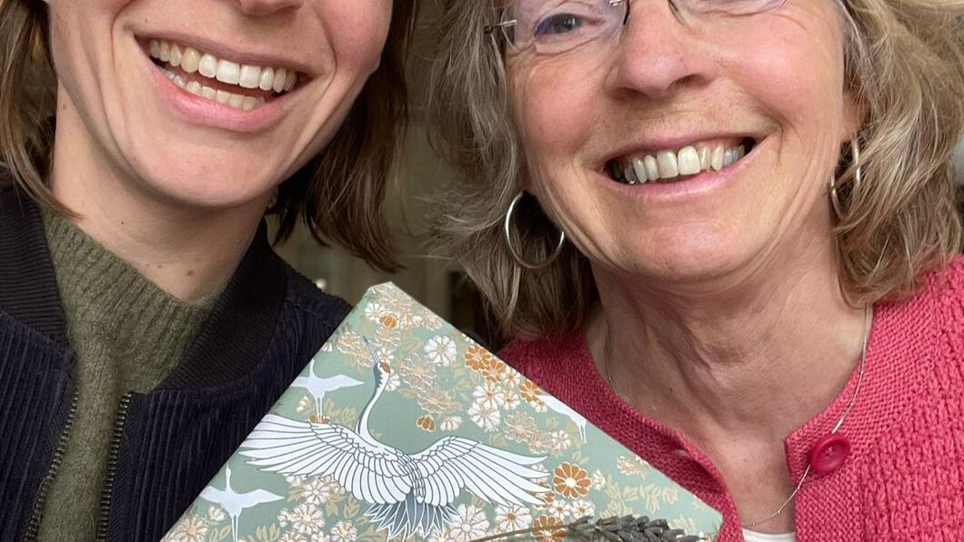 Emma en Astrid met de prijs