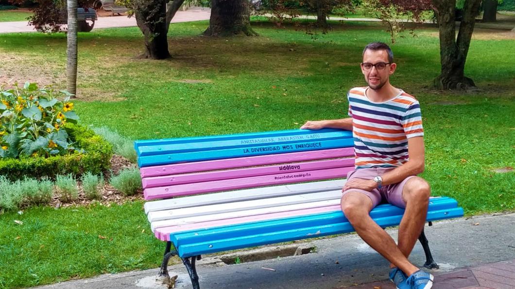 Fractievoorzitter Ashley North op een bankje in de kleuren van de transgendervlag - Binnenkort ook in Leiden? Fractievoorzitter Ashley North op een bankje in de kleuren van de transgendervlag - Binnenkort ook in Leiden?.jpg