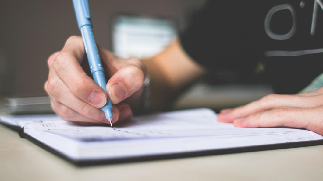 depth-of-field-desk-essay-210661.jpg