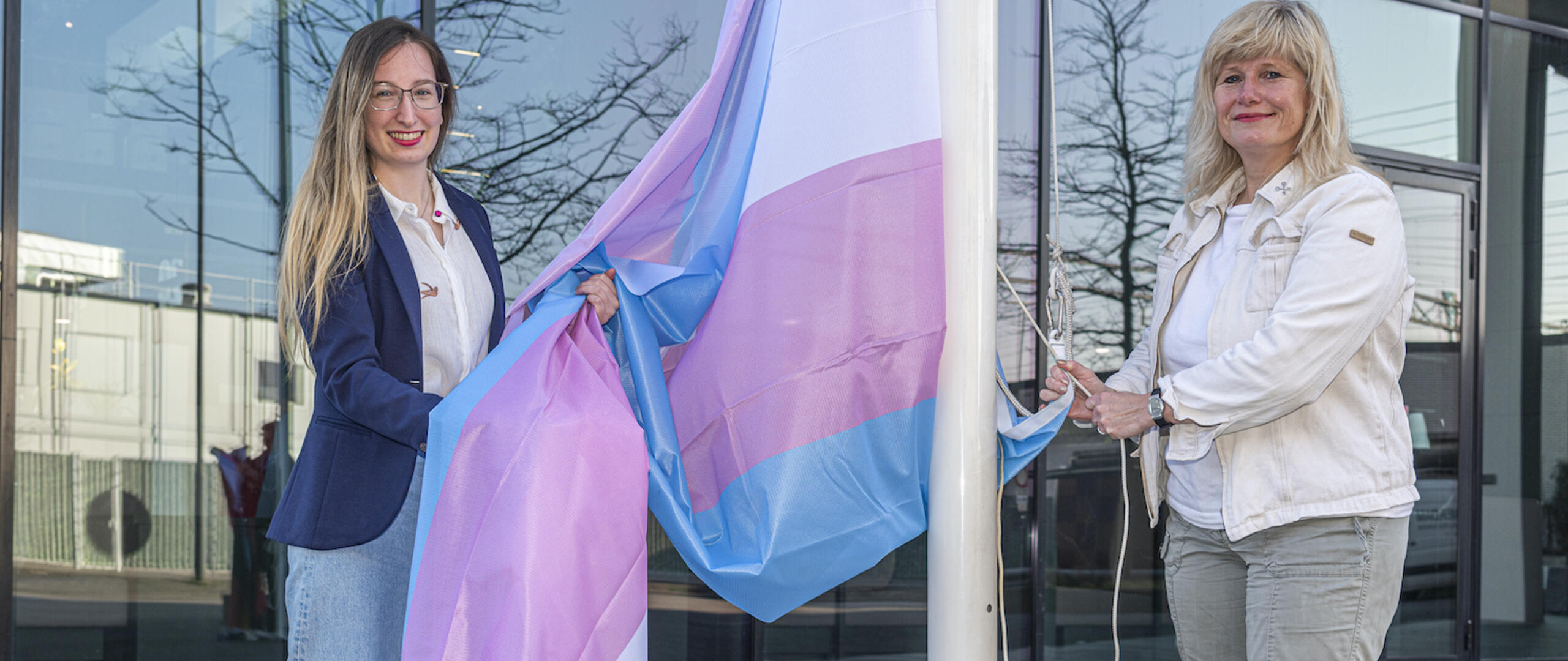 Twee dames bij regenboogvlag