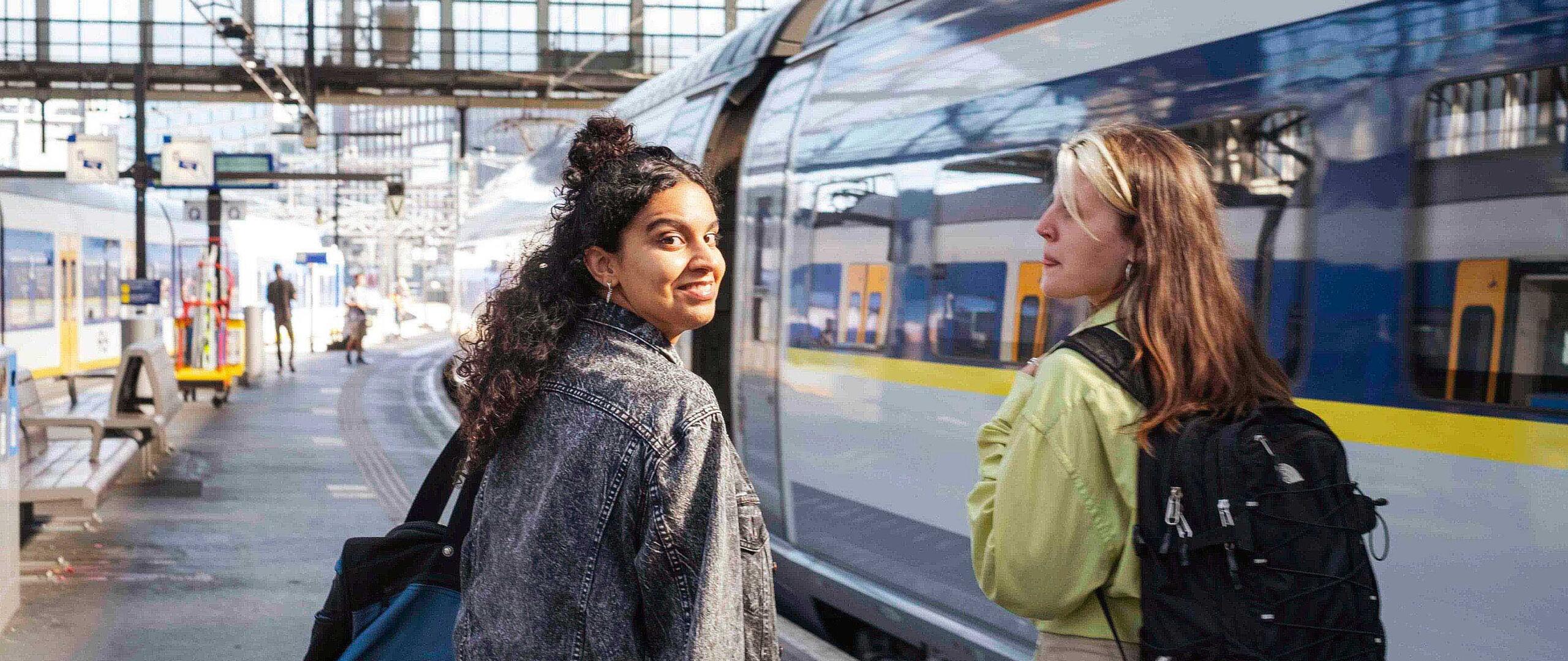 twee dames bij een trein