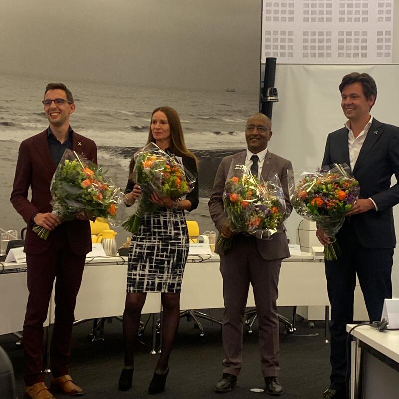 Vier van de vijf beëdigde wethouders, met links in beeld Ashley North (GL). Daarnaast vlnr: Fleur Spijker (D66), Abdelhaq Jermoumi (PvdA) en Julius Terpstra (CDA).