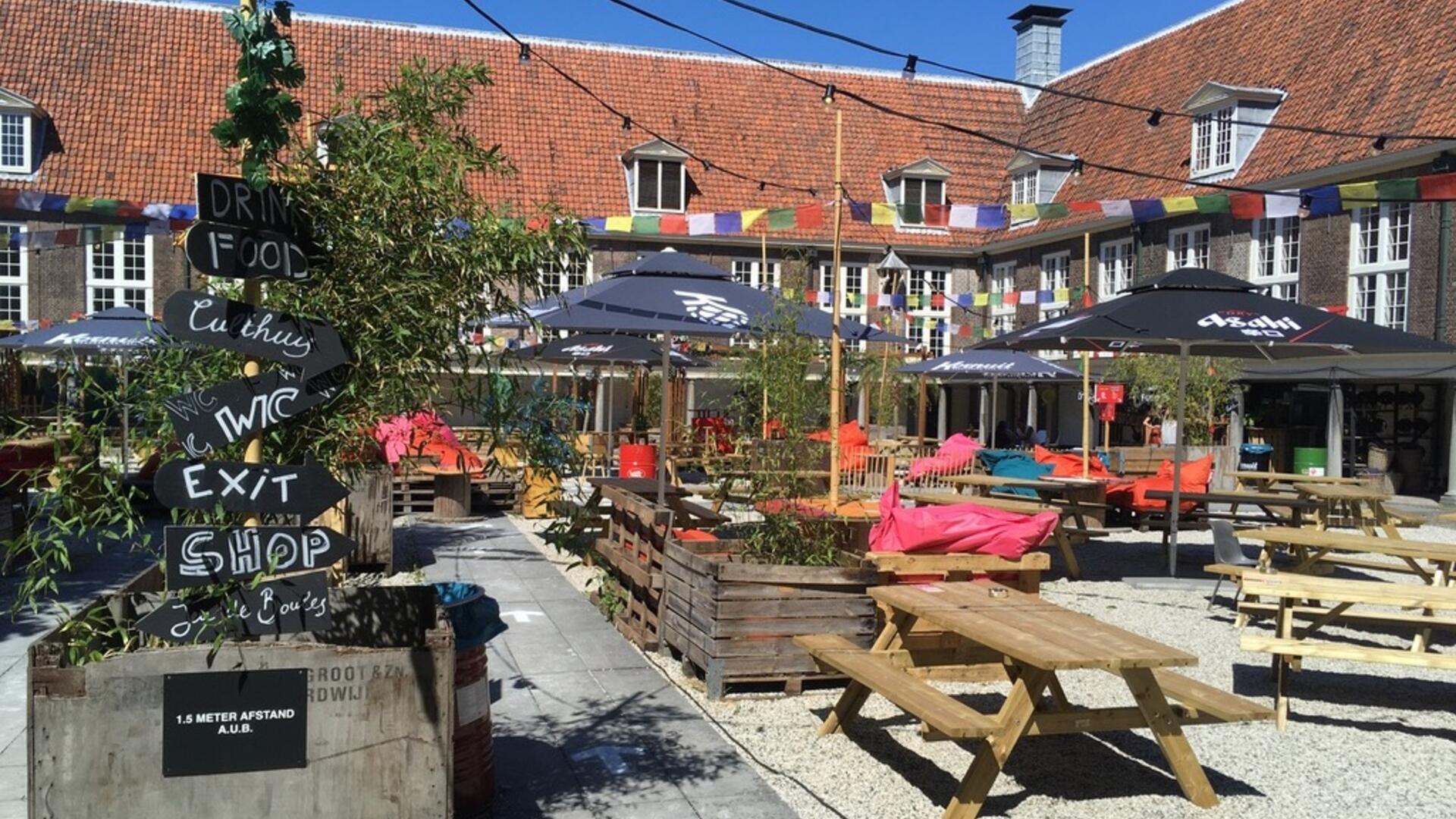 Terras bij de horeca van De Buurt in Leiden