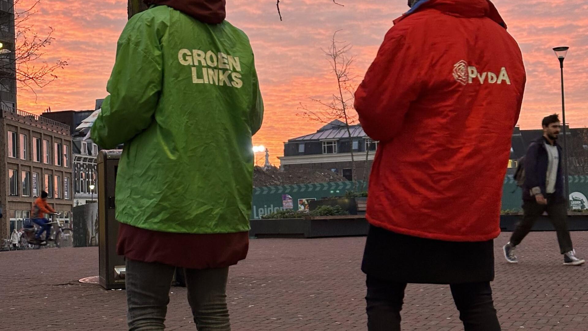 Foto van vrijwilligers in groene en rode jasjes