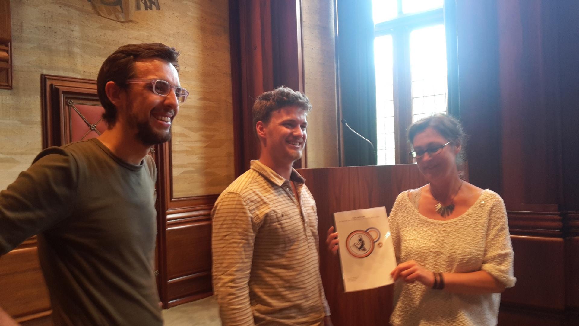 Overhandiging Onderzoek Jongerenparticipatie (vlnr: Ashley North, Wessel Kruijer, Roos van Gelderen)