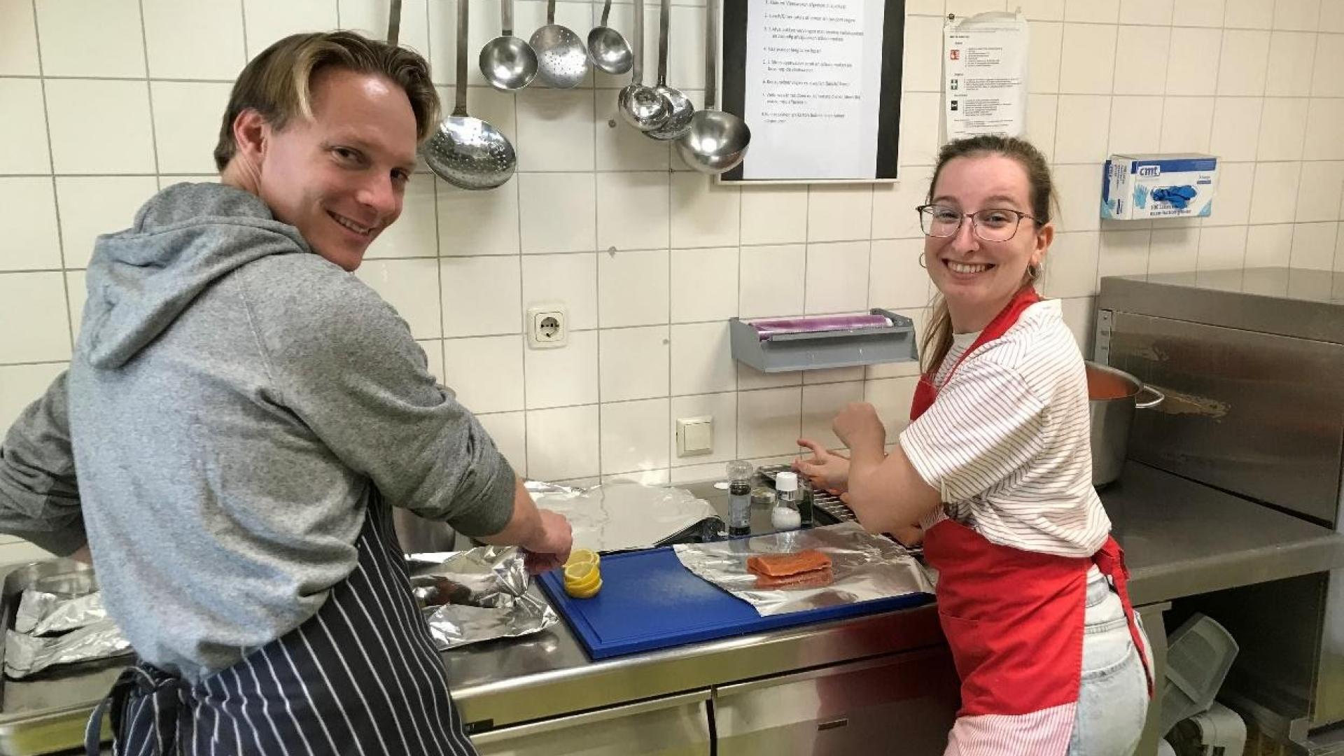 Marleen Schreuder en Rembrandt Rowaan in de keuken bij de Binnenvest.